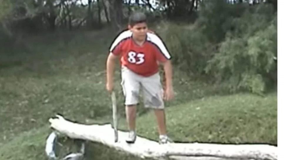 Recuerdan momento viral de Edgar se cae