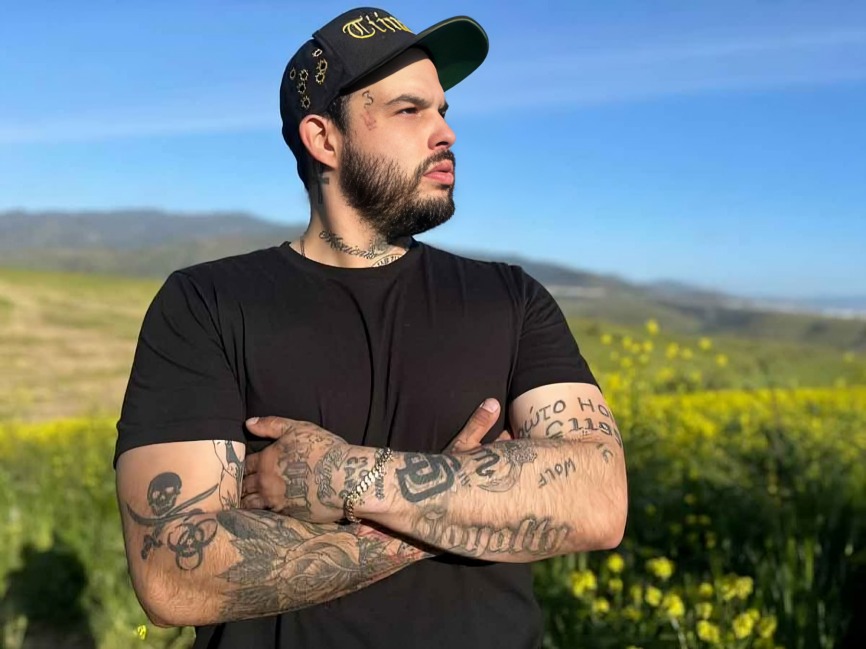Redes reaccionan a insultos entre Emiliano Aguilar y Nodal