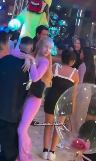 Santa Fe Klan bailando con su novia