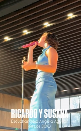 Ángela Aguilar cantando en evento de Los 300 líderes