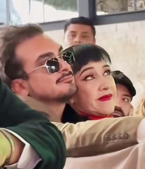 Susana Zabaleta viendo a Ángela Aguilar