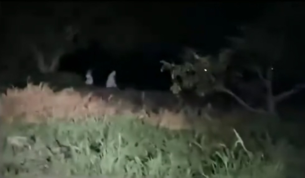 Video captan a supuestas niñas fantasma jugando en la madrugada