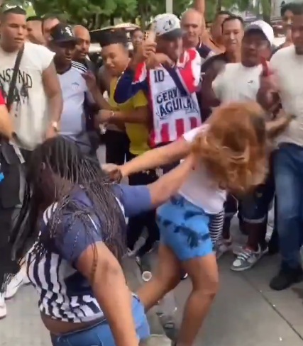 Mujeres se agarran a golpes por hombre