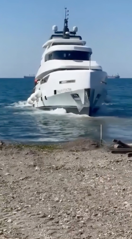 Yate de lujo se hunde a minutos de zarpar