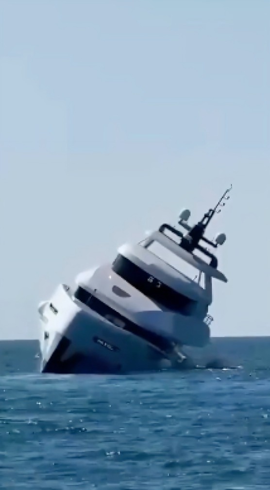 Yate se hunde en playa de Turquía