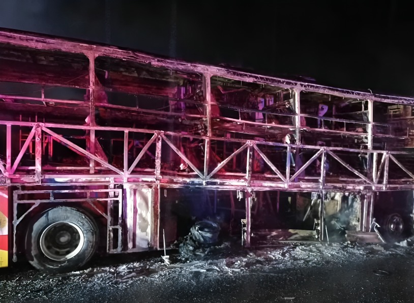 Autobús termina calcinado en India
