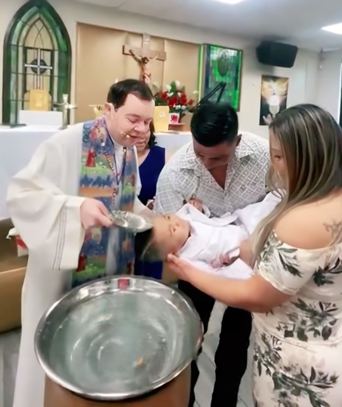 Sacerdote critica nombre bebé en bautizo; video viral