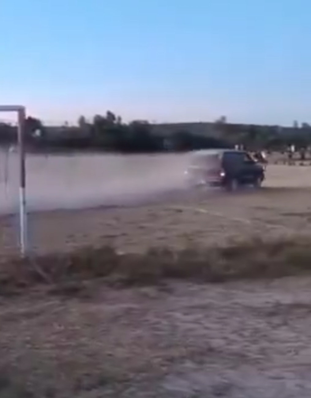 Conductor arrolla a personas en cancha de futbol