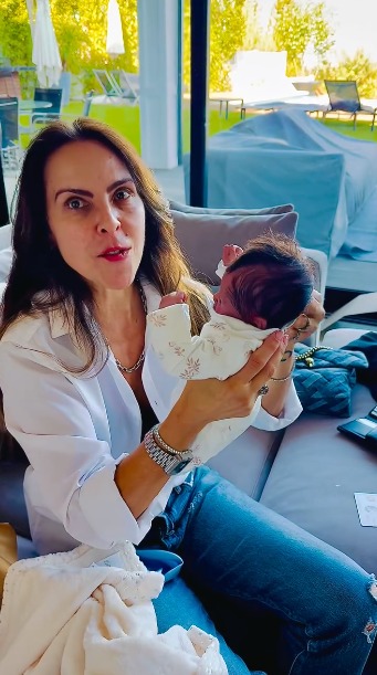 Kate del Castillo adopta bebé hiperrealista y se viraliza