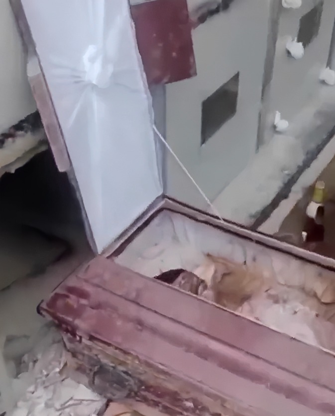 Mujer desentierra a su esposo para platicar con él