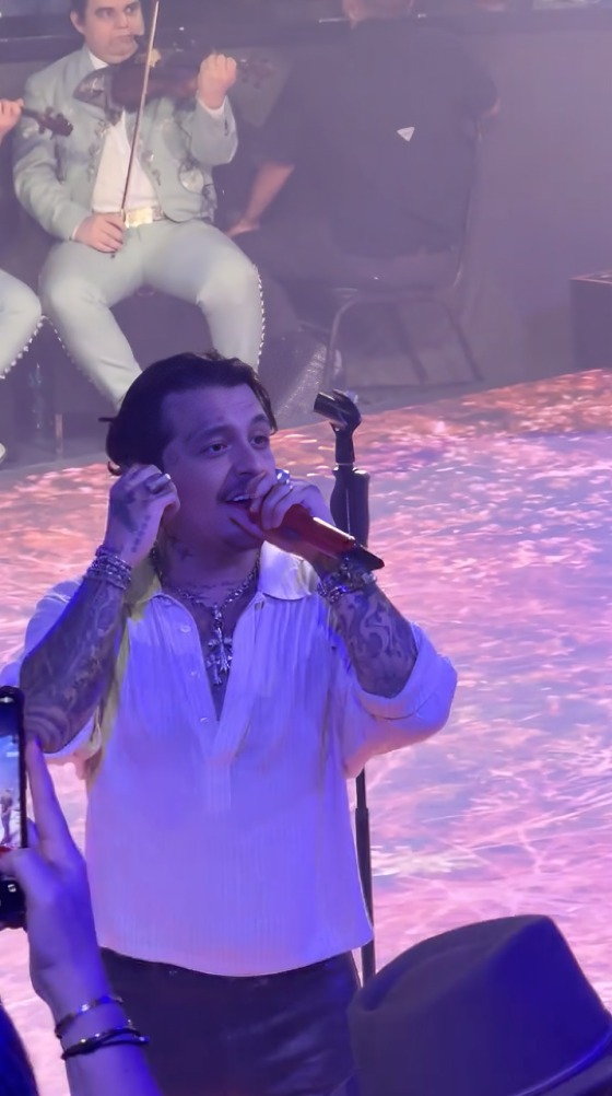 Redes tunden a Christian Nodal