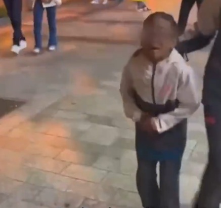 Actriz patea a niño en la calle