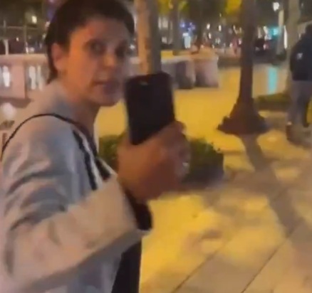 Actriz patea a niño que quería una foto