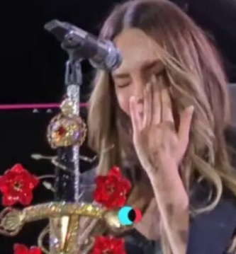 Belinda rompe en llanto al cantar Luz sin gravedad