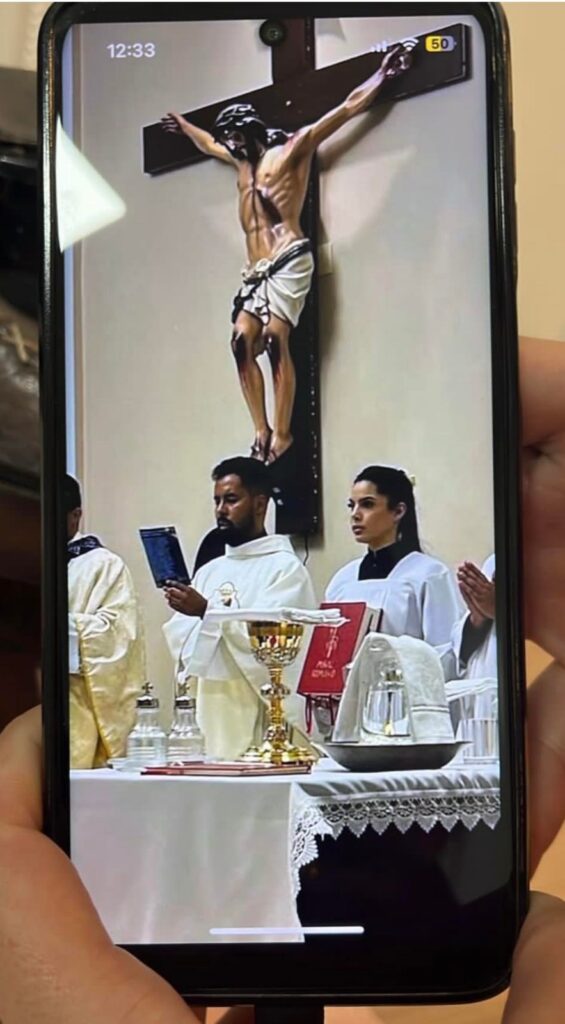 Capturan momento íntimo de sacerdote con novia de joven en su casa