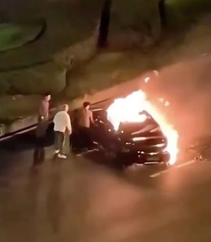 China. Conductor muere calcinado dentro de auto eléctrico