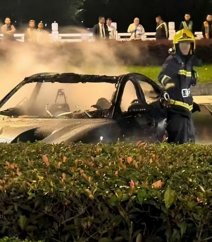 China. Conductor muere calcinado dentro de auto eléctrico