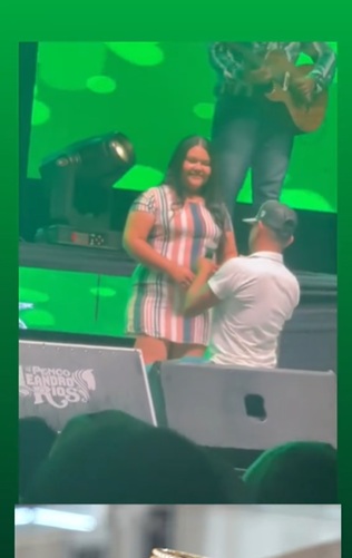 Hombre le pide matrimonio a su novia en concierto