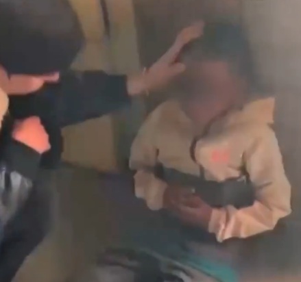 Actriz belga patea a niño que quería una foto