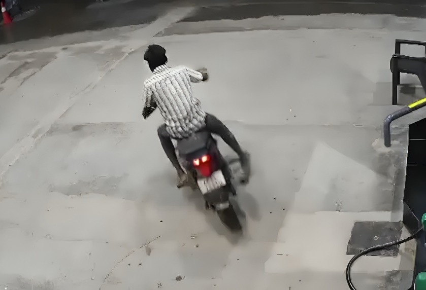 Motociclista ebrio se estrella contra autobús de pasajeros