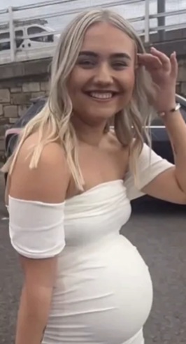 Mujer finje embarazo y usa muñeco como bebé