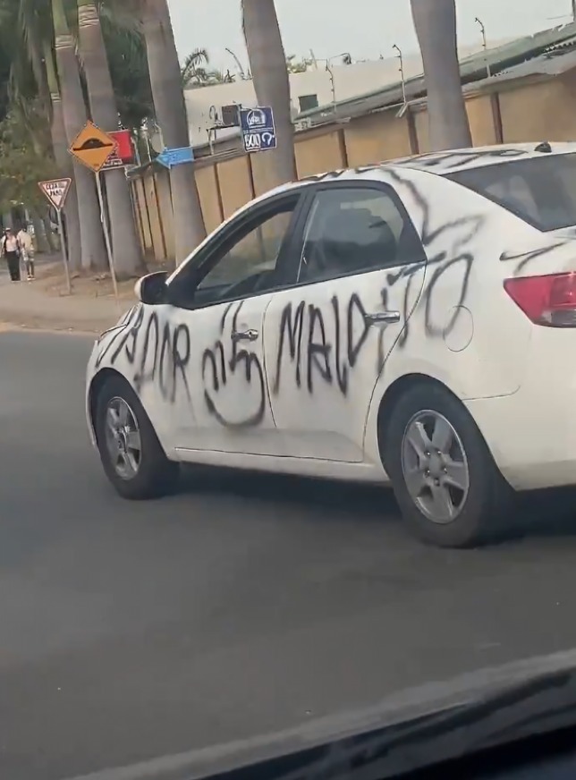 Mujer pinta insultos en auto de su pareja por infiel
