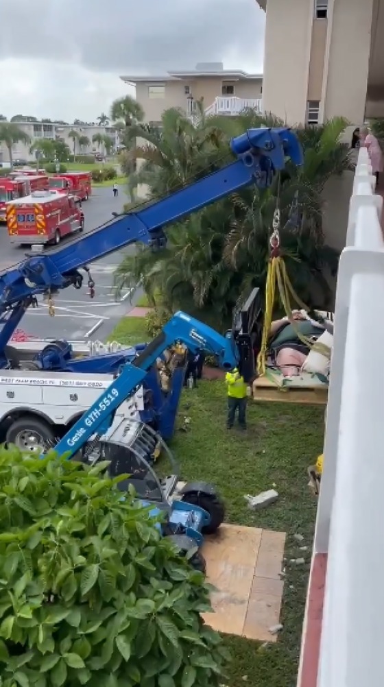 Paramédicos usan grúa con hombre de 272 kg