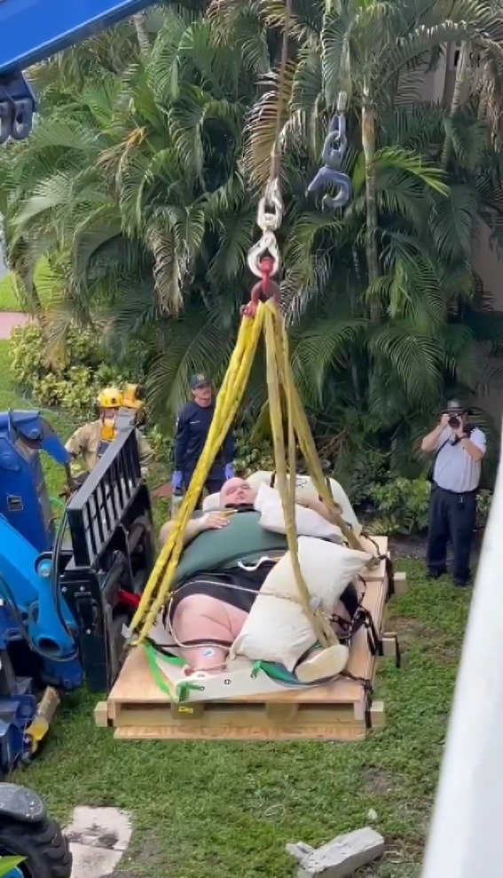 Paramédicos usan maquinara pesada con paciente de 272 kg
