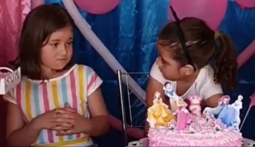 Pelea de hermanas por pastel de cumpleaños de origen