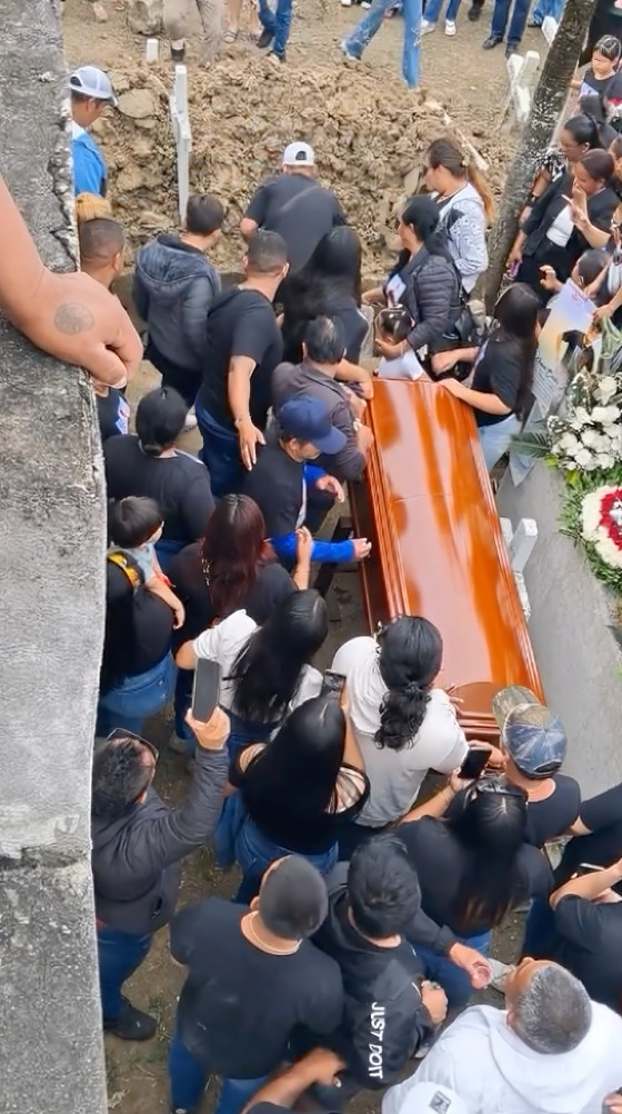 Repartidor de flores cae a fosa durante funeral en Ecuador