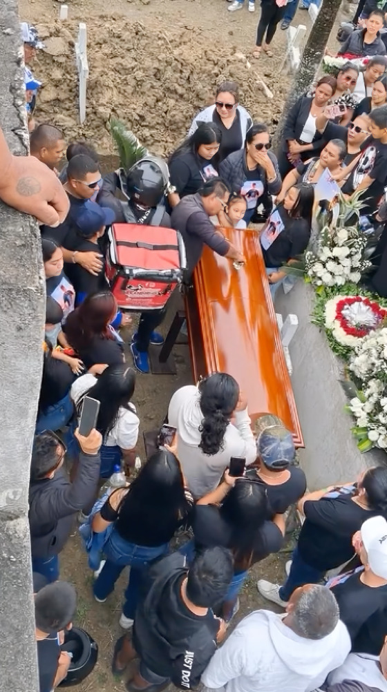 Repartidor de flores cae a fosa durante funeral en Ecuador