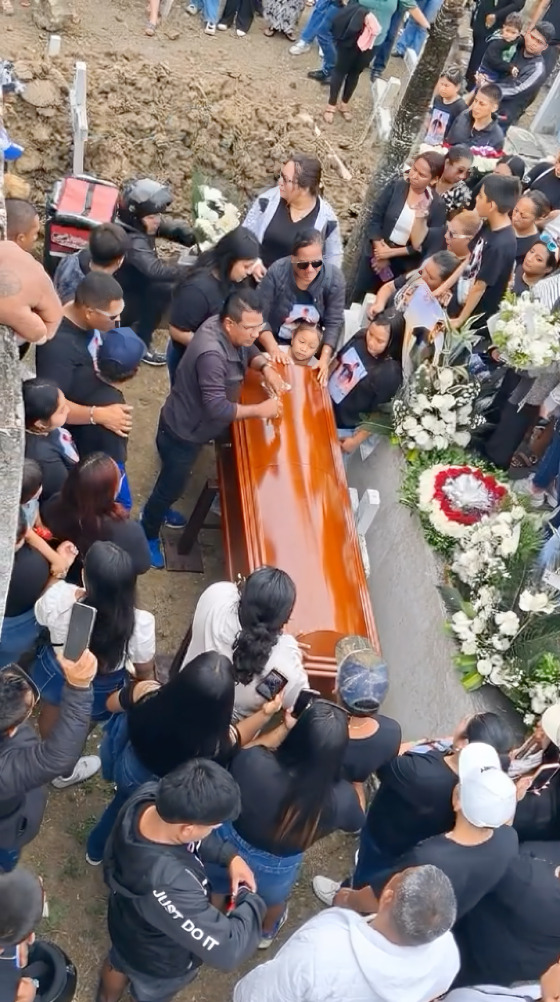 Repartidor de flores cae a fosa durante funeral en Ecuador