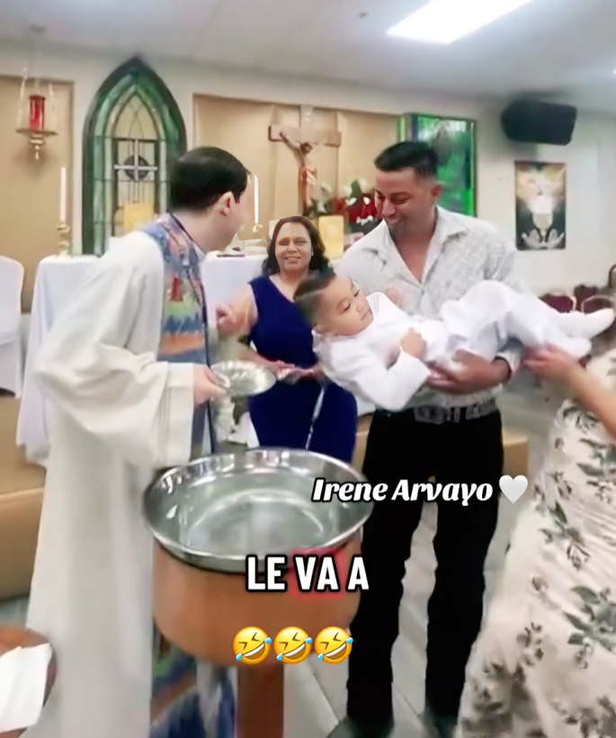 Sacerdote critica nombre bebé en bautizo; video viral