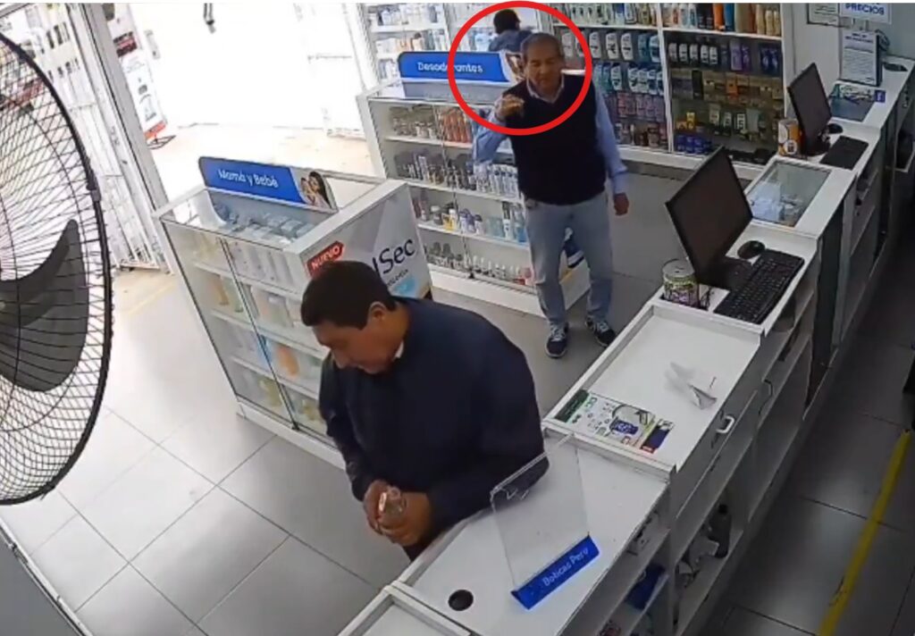 Abuelitos asaltan farmacia peruana