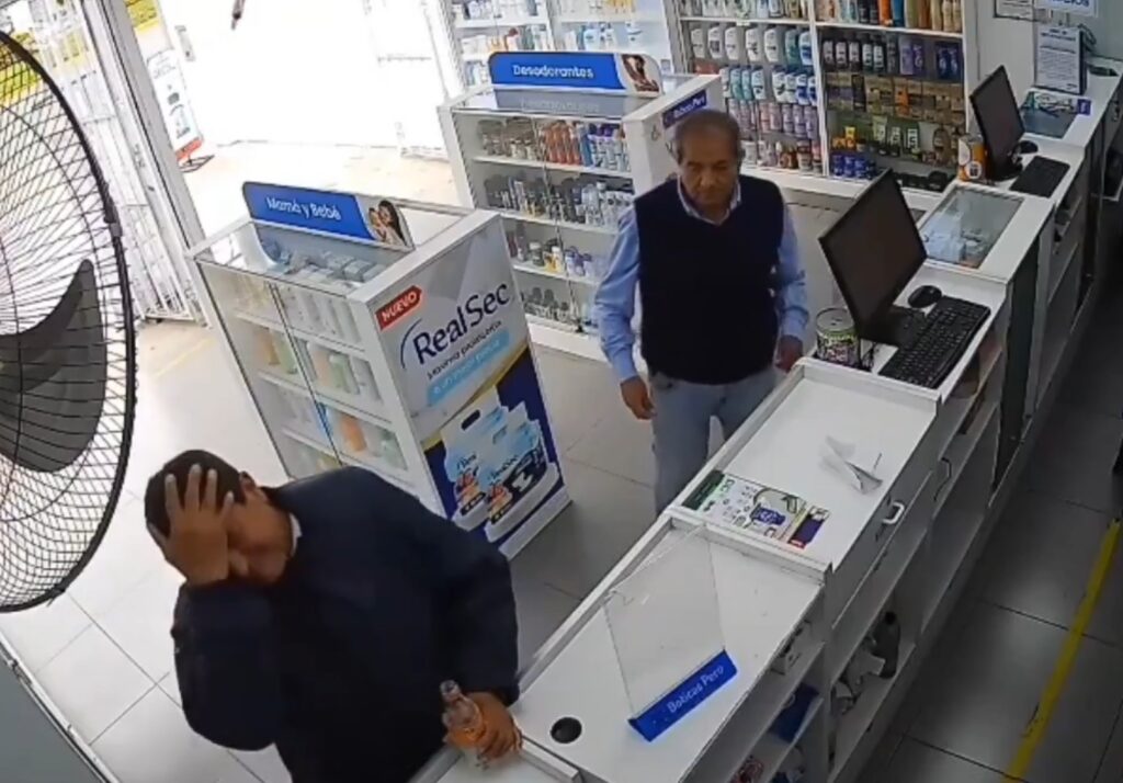 Abuelitos consuman robo a farmacia