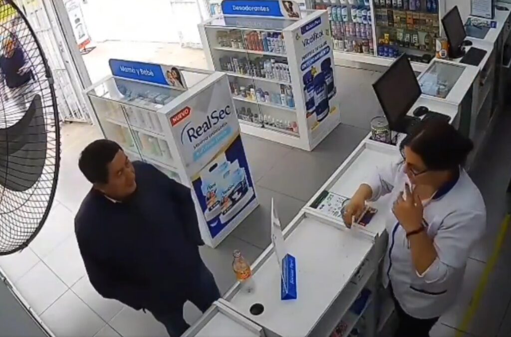 Abuelitos roban farmacia