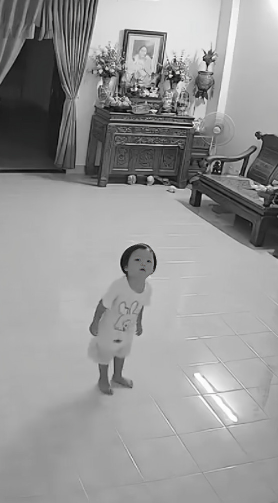 Captan a niño siendo elevado mientras jugaba