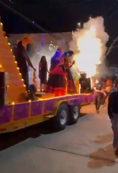 Carro alegórico en Morelos explota