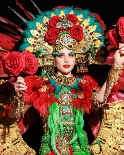 Fátima Bosch deslumbra en semifinal de Miss Universo