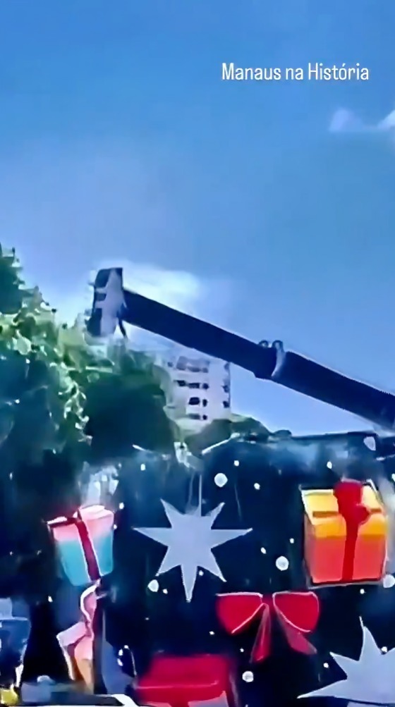Captan momento en que hombre es aplastado por grúa
