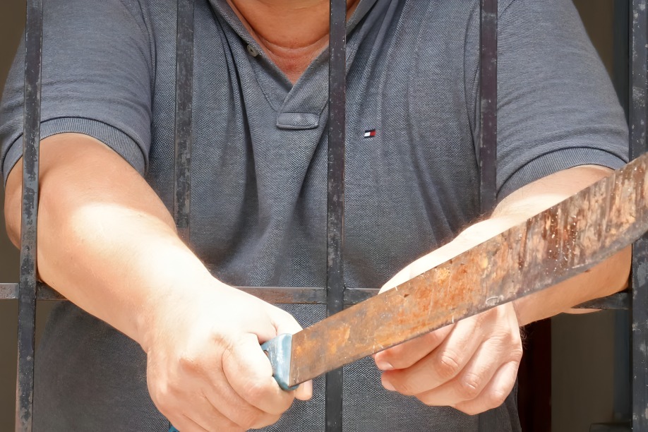Hombre se da a la fuga tras asesinar a su hijo