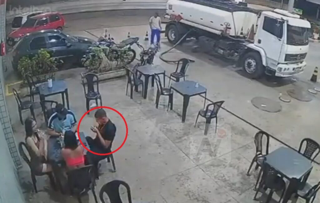 Joven prende cigarro en gasolinera y provoca incendio |VIDEO