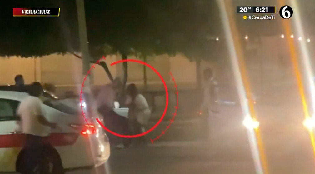 Mujer agrede a su novio porque la descubrió siendo infiel