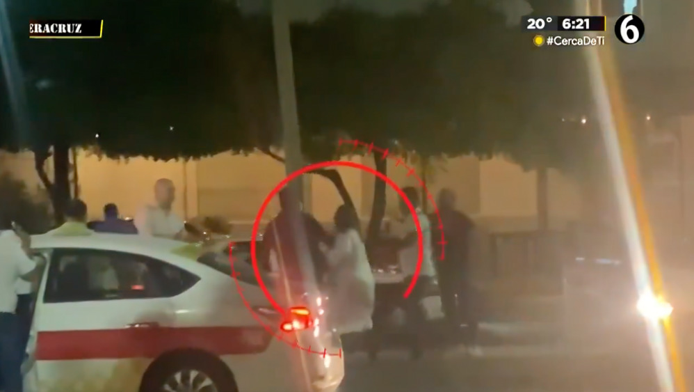 Mujer agrede a su novio porque la descubrió siendo infiel