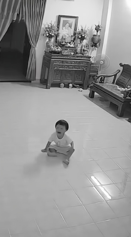 Captan a niño siendo elevado mientras jugaba