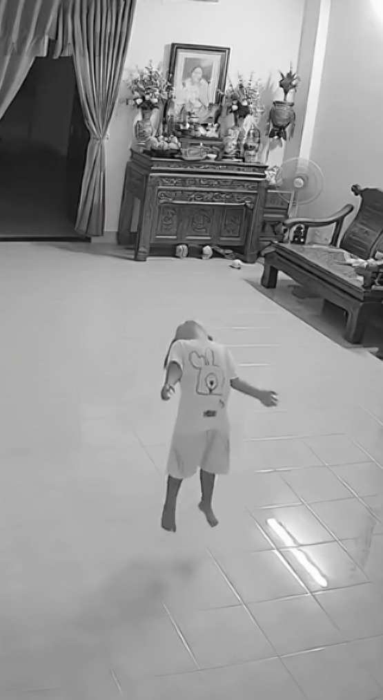 Captan a niño siendo elevado mientras jugaba