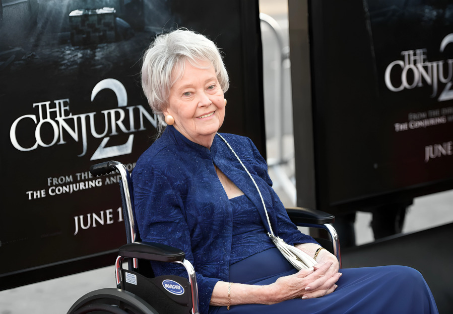 Revelan video de Lorraine Warren frente al espejo