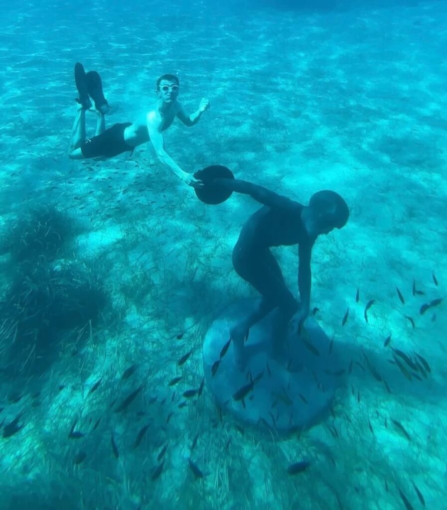 Artista hunde estatua de bronce de calamardo guapo en el mar