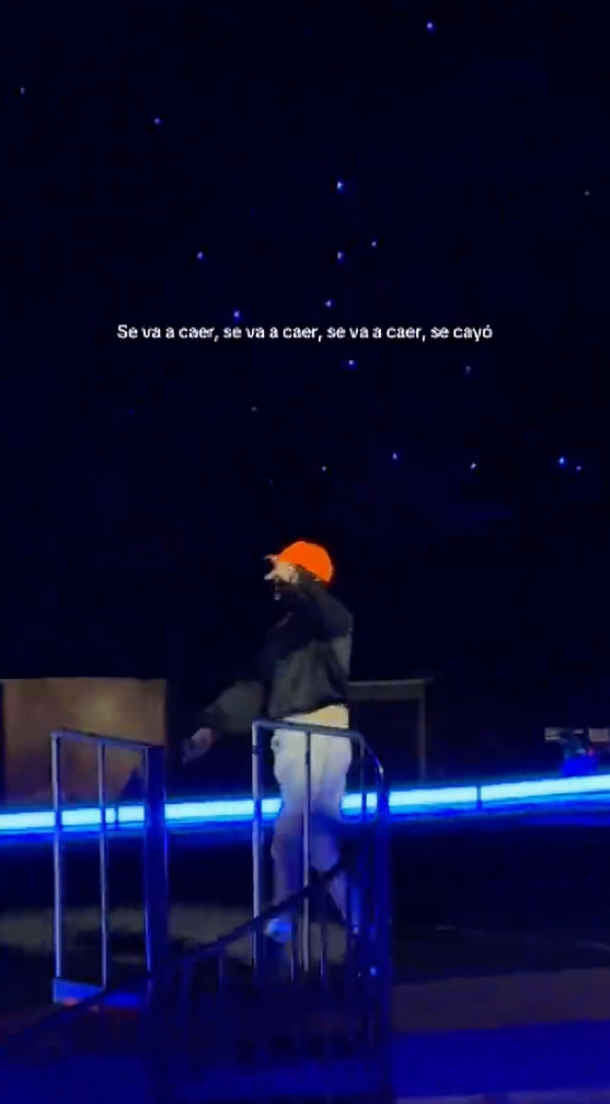 Bad Bunny sufre caída en La Casita durante concierto en CDMX