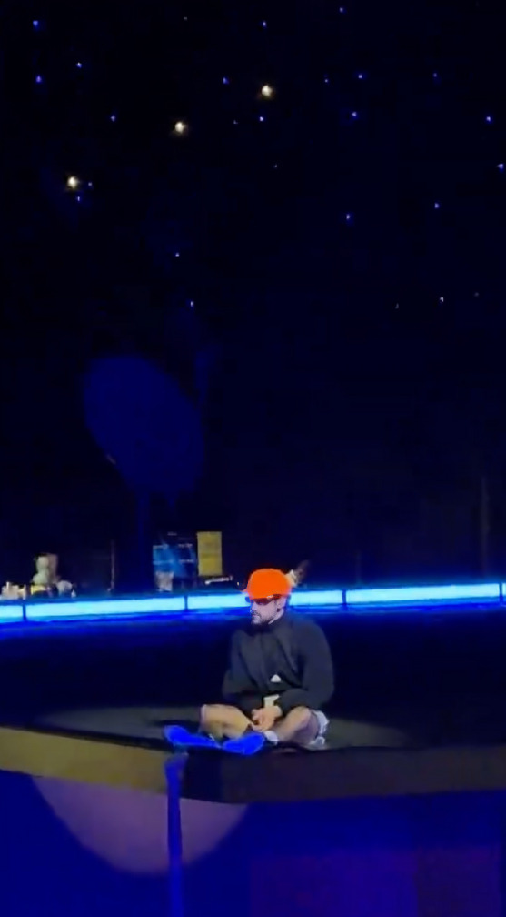 Bad Bunny sufre caída en La Casita durante concierto en CDMX